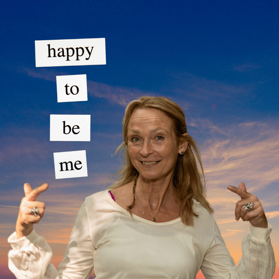 Karen, Happy, Mamadiva, Kr8stroom Vrouwen die samen hun handen in de lucht heffen. Een symbool voor verbondenheid, kracht en het vieren van ieders unieke godinnenkwaliteit tijdens de Godinnenkracht-workshop.