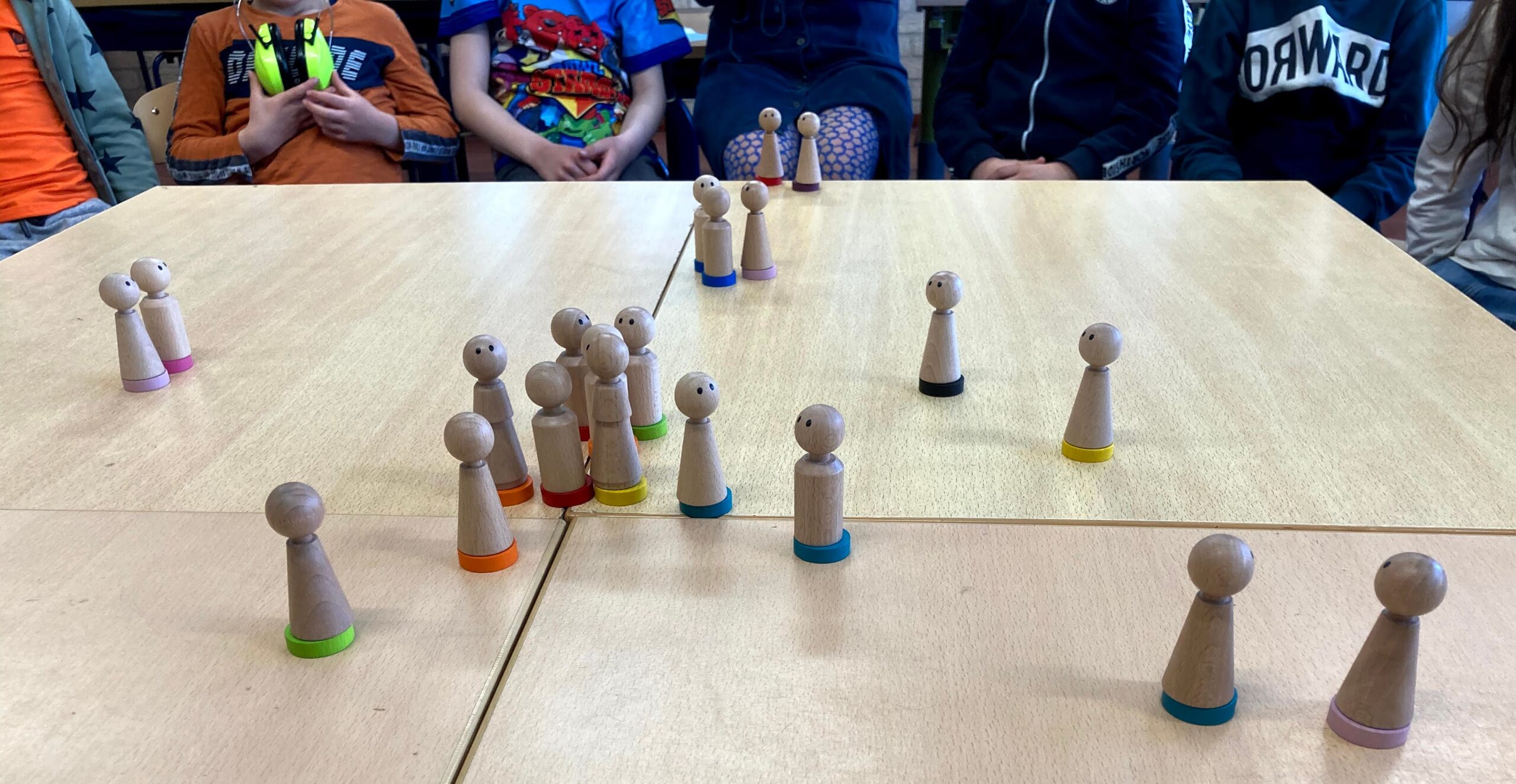 Tafelopstelling met een groep kinderen