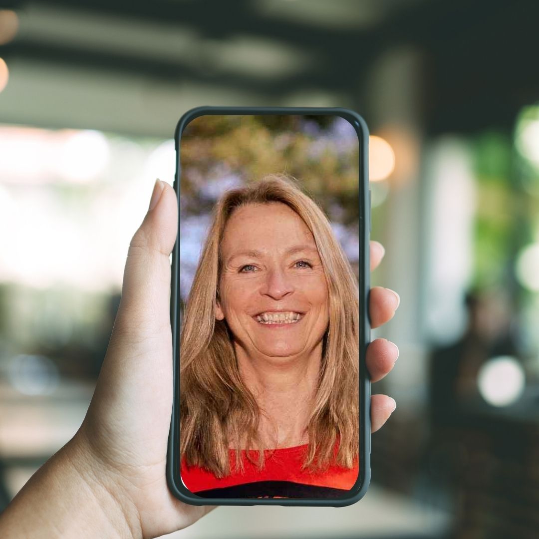 Karen in telefoon, Kr8stroom Karen in beeld op telefoon, Kr8stroom