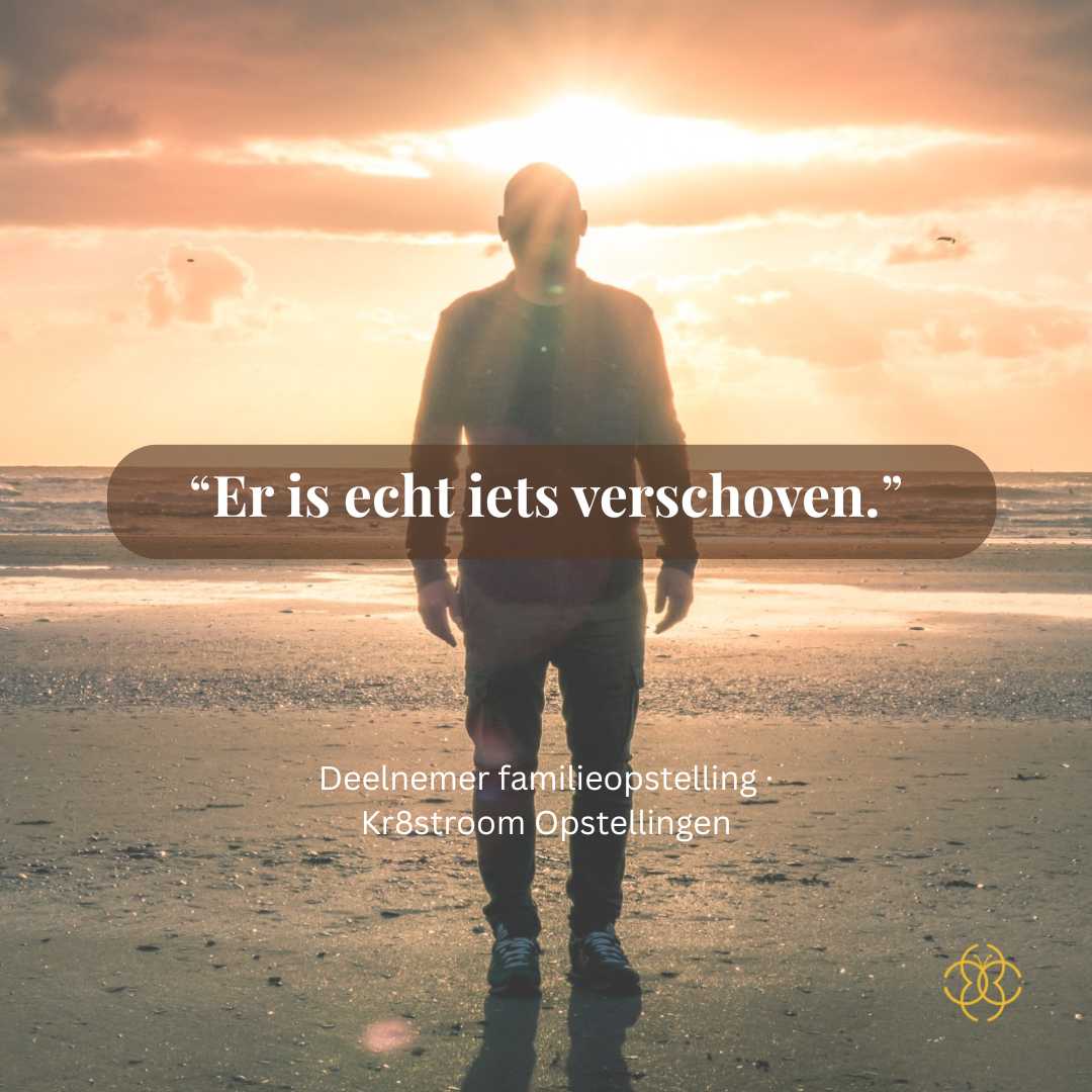 Opstelling deelnemer, Kr8stroom Silhouet van een man op het strand bij zonsondergang met de tekst “Er is echt iets verschoven.” en daaronder “Deelnemer familieopstelling – Kr8stroom Opstellingen”, met het Kr8stroom-logo rechtsonder.