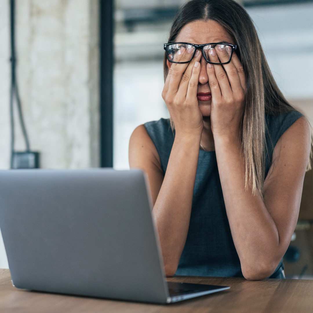 Vrouw wrijft in haar ogen van vermoeidheid. Ze moet zo veel