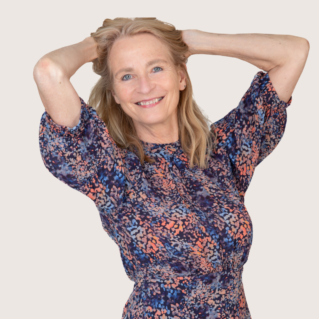 Kr8stroom.nl - Karen Karen Carton van Kr8stroom lacht ontspannen met haar handen in haar haar, als beeld bij vrijheid, eigenheid en leven vanuit je hele palet.