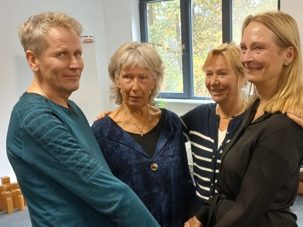 Representanten nemen deel aan een familieopstelling onder begeleiding van Karen Carton van Kr8stroom in Houten.
