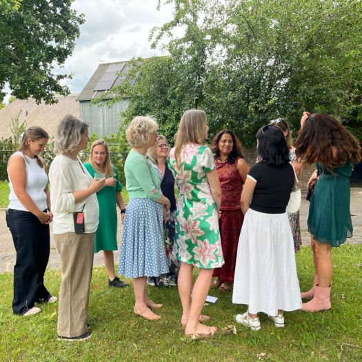 Vrouwen ontdekken Groep vrouwen in gesprek tijdens een workshop in de buitenlucht.