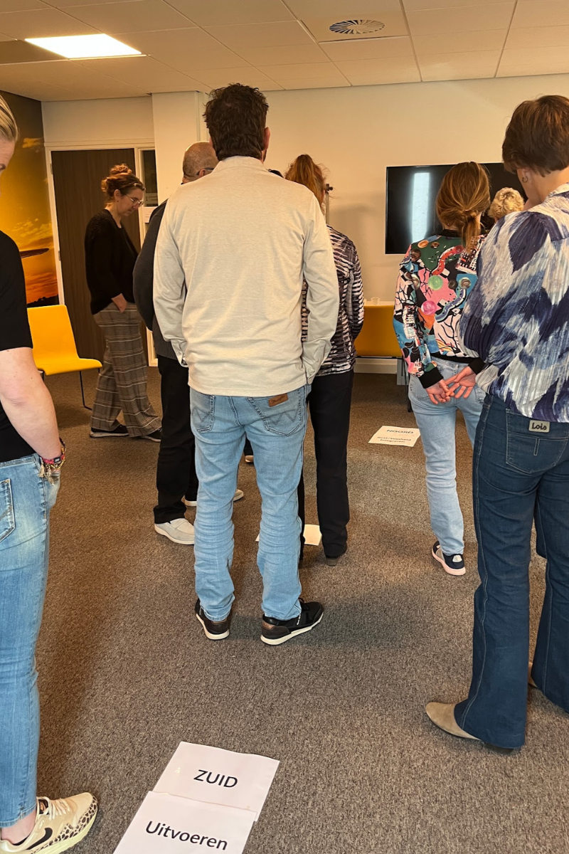 Deelnemers tijdens een organisatieopstelling voor ondernemers onder begeleiding van Karen Carton van Kr8stroom in Houten.